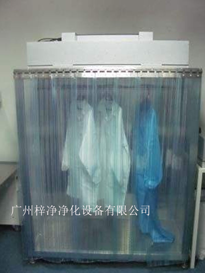 潔凈衣柜可制作為一體和分體，分體結(jié)構(gòu)為FFU+機(jī)架，在初效過(guò)濾器和高效過(guò)濾器終阻力的狀態(tài)下仍可保證風(fēng)量不變。