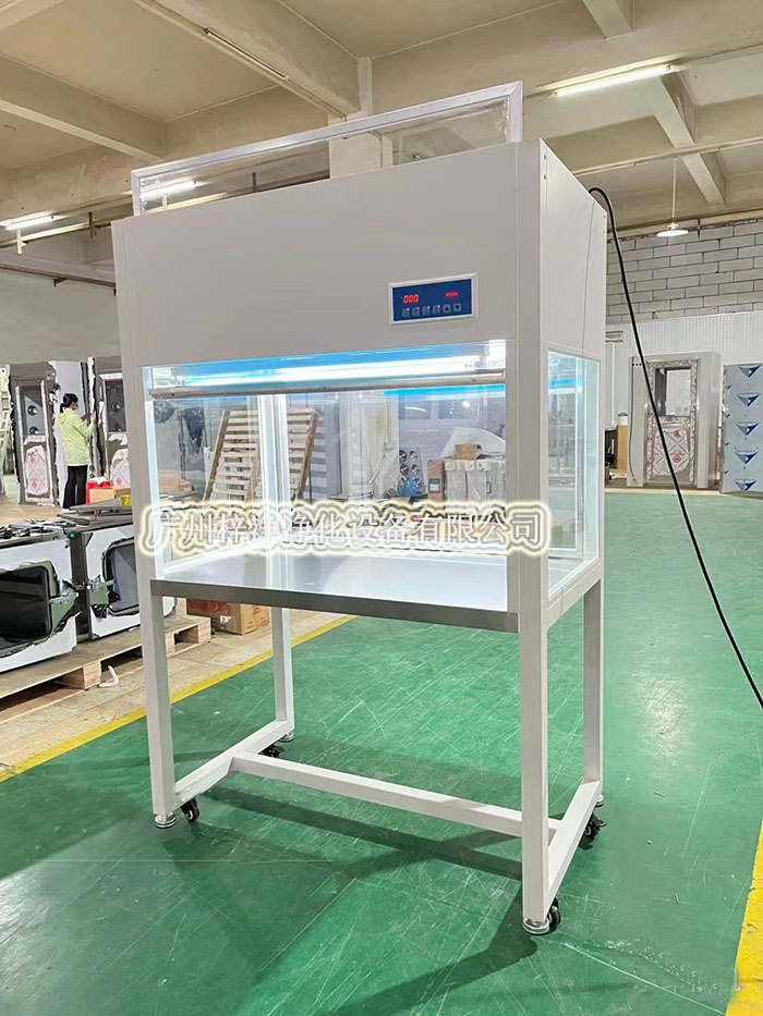 潔凈工作臺底部配備排風(fēng)系統(tǒng)，通過高效過濾器凈化后的空氣從下而上流過潔凈工作臺臺面，實(shí)現(xiàn)自凈效果。